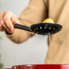 STAUB | Łyżka cedzakowa – 310 mm – silikon – czarna/drewniana