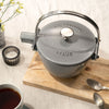 STAUB | SPECIALITIES – czajnik – 1,1 litra – żeliwo – kolor grafitowo-szary
