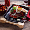 STAUB | SERVING – talerz z drewnianą podstawką – 330 x 220 mm – żeliwo – czarny