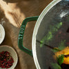 STAUB | SPECIALITIES – Wok z pokrywką szklaną – Ø 300 mm – żeliwo – kolor zielony bazyliowy