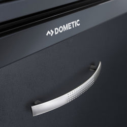 DOMETIC | Chłodziarka minibarowa do zabudowy DM 50 NTE D – 550 mm – 50 L – z wysuwaną szufladą z dekorem