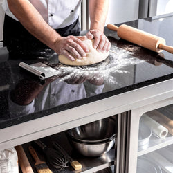 Szafka robocza ze stali nierdzewnej PREMIUM – 2000 x 600 mm – z przesuwnymi szklanymi drzwiami – wraz z blatem granitowym