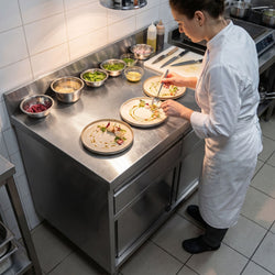 Szafka robocza ze stali nierdzewnej PREMIUM – 1200 x 600 mm – z obrzeżem – z 2 szufladami i drzwiami przesuwnymi