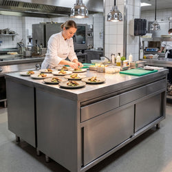 Szafka robocza ze stali nierdzewnej ECO – 1600 x 600 mm – z 3 szufladami i drzwiami przesuwnymi