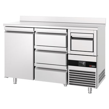 Stół chłodniczy barowy do napojów PREMIUM - 1580x600 mm - z 1 drzwiami, 3 szufladami, panelem tylnym & kołatką do kawy - Prime Gastro