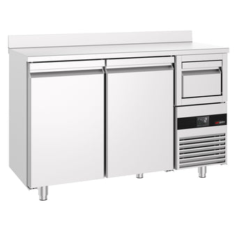 Stół chłodniczy barowy do napojów PREMIUM - 1580x600 mm - z 2 drzwiami, panelem tylnym & kołatką do kawy - Prime Gastro