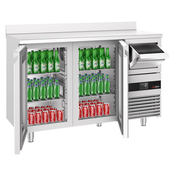 Stół chłodniczy barowy do napojów PREMIUM - 1580 x 600 mm - z 2 szklanymi drzwiami, panelem tylnym & kołatką do kawy - Prime Gastro