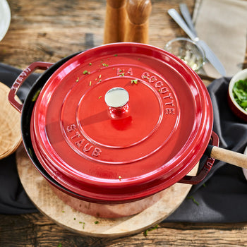 STAUB | LA COCOTTE - Cocotte - Ø 300 mm - Żeliwo - Wiśniowa czerwona - Prime Gastro