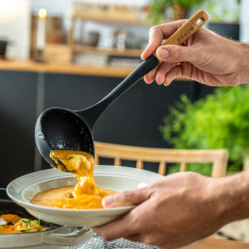 STAUB | Chochla do zupy - 310 mm - silikonowa - czarna - Prime Gastro