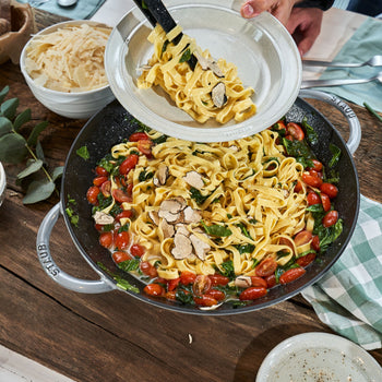 STAUB | SPECIALITIES - Wok ze szklaną pokrywą - Ø 370mm - Żeliwo - Grafitowy szary - Prime Gastro