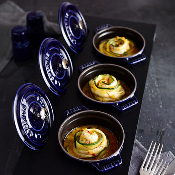 STAUB | SPECIALITIES - Stojak drewniany na 3 mini Cocotte - 420x160mm - Włókno drzewne - Czarny - Prime Gastro