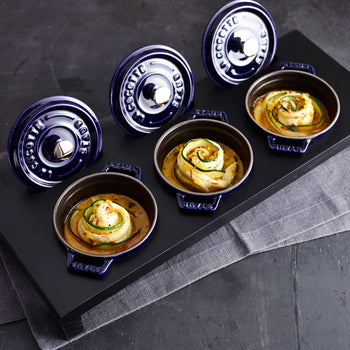 STAUB | SPECIALITIES - Stojak drewniany na 3 mini Cocotte - 420x160mm - Włókno drzewne - Czarny - Prime Gastro