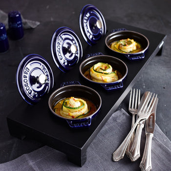 STAUB | SPECIALITIES - Stojak drewniany na 3 mini Cocotte - 420x160mm - Włókno drzewne - Czarny - Prime Gastro