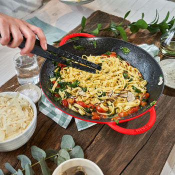 STAUB | SPECIALITIES - Wok ze szklaną pokrywą - Ø 370mm - Żeliwo - Wiśniowy czerwony - Prime Gastro