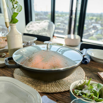 STAUB | SPECIALITIES - Wok ze szklaną pokrywą - Ø 300mm - Żeliwo - Czarny - Prime Gastro