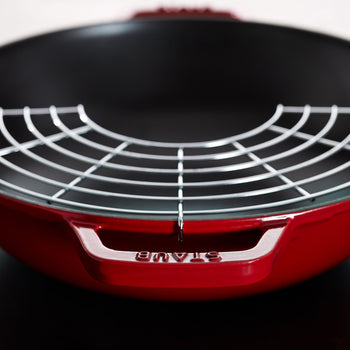 STAUB | SPECIALITIES - Wok ze szklaną pokrywą - Ø 300mm - Żeliwo - Wiśniowy czerwony - Prime Gastro