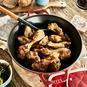 STAUB | SPECIALITIES - Wok ze szklaną pokrywą - Ø 300mm - Żeliwo - Wiśniowy czerwony - Prime Gastro