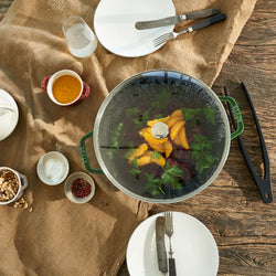 STAUB | SPECIALITIES - Wok ze szklaną pokrywą - Ø 300mm - Żeliwo - Bazyliowa zieleń