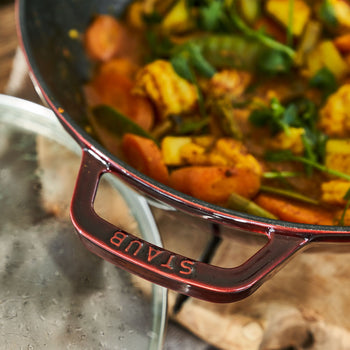 STAUB | SPECIALITIES - Wok ze szklaną pokrywą - Ø 300mm - Żeliwo - Grenadynowa czerwień - Prime Gastro