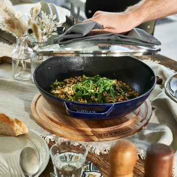 STAUB | SPECIALITIES - Wok ze szklaną pokrywą - Ø 300mm - Żeliwo - Ciemnoniebieski - Prime Gastro