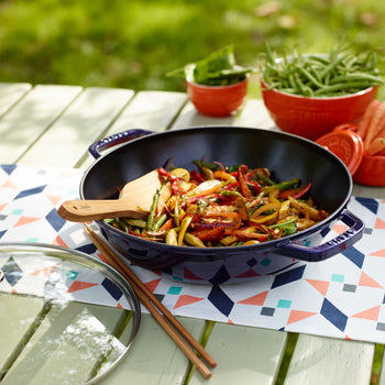 STAUB | SPECIALITIES - Wok ze szklaną pokrywą - Ø 300mm - Żeliwo - Ciemnoniebieski - Prime Gastro