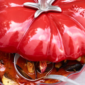STAUB | LA COCOTTE - Cocotte- Forma do pomidorów - 250mm - Żeliwo - Wiśniowa czerwień - Prime Gastro