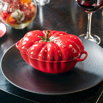 STAUB | CERAMIQUE - Cocotte - Kształt pomidora - Ø 160 mm - Ceramika - Kolor wiśniowo-czerwony - Prime Gastro