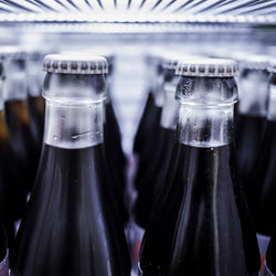 Chłodziarka barowa - 600 mm - 140 litrów - z 1 szklanymi drzwiami na zawiasach - czarna