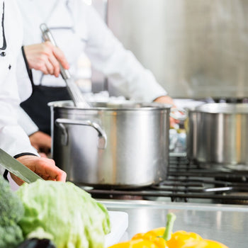 Barowy stół chłodniczy na napoje - (EN) - ze szklanymi drzwiami dwustronnymi - Prime Gastro