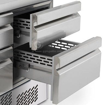 Stół chłodniczy PREMIUM PLUS - 980x700 mm - z 4 szufladami & z panelem tylnym - Prime Gastro