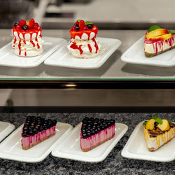 Witryna cukiernicza TORONTO - 1500 mm - czarny panel przedni - z oświetleniem LED & 2 półkami