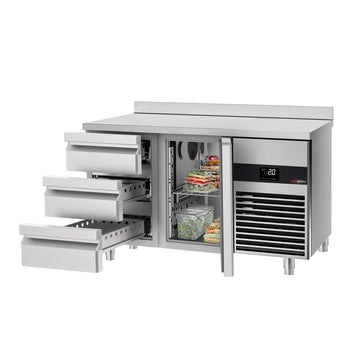 Stół chłodniczy PREMIUM - 1400x700 mm - z 1 drzwiami i 3 szufladami & z panelem tylnym - Prime Gastro