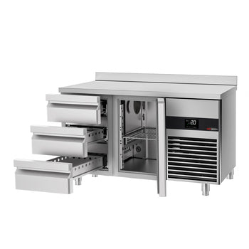 Stół chłodniczy PREMIUM - 1400x700 mm - z 1 drzwiami i 3 szufladami & z panelem tylnym - Prime Gastro