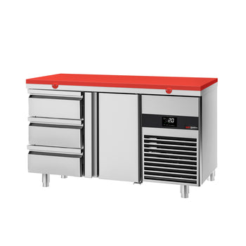 Stół chłodniczy PREMIUM - 1400x700 mm - z 1 drzwiami i 3 szufladami - włącznie z deską do krojenia w kolorze czerwonym - Prime Gastro