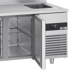 Stół chłodniczy PREMIUM - 1900x700 mm - z 3 drzwiami, 1 zlewem po prawej stronie & panelem tylnym