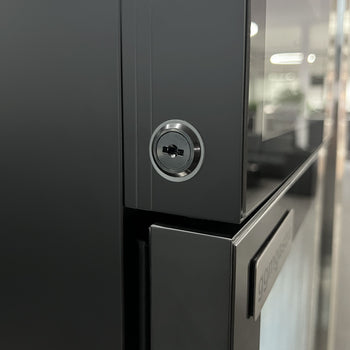 Minibar z zamrażarką - 460 mm - z 1 szklanymi drzwiami & wbudowanym 19-calowym wyświetlaczem LCD - Prime Gastro