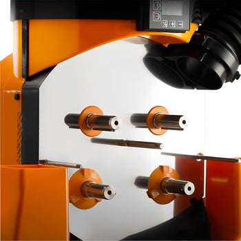 Elektryczna wyciskarka do pomarańczy - z chłodzeniem, automatycznym podawaniem owoców, schowkiem na sok i ramą podstawy - pomarańczowa - Prime Gastro