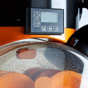 Elektryczna wyciskarka do pomarańczy - z automatycznym podajnikiem owoców, pojemnikiem na sok & ramą podstawy - pomarańczowa - Prime Gastro