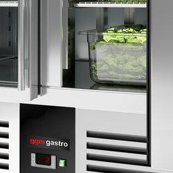 Stół Sałatkowy PREMIUM - 1368 mm - wysoka szklana nadstawka - 4x GN 1/1 - 3 szklane drzwi