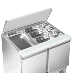 Stół sałatkowy PREMIUM – 903 mm – 2 drzwi – z otworem na 2x GN 1/1 i 3x GN 1/6 oraz pokrywą ze stali nierdzewnej