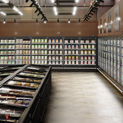 (4 sztuki) Witryna chłodnicza naścienna do supermarketów - 7500 mm - z bezramowymi, izolowanymi szklanymi drzwiami, 5 półek