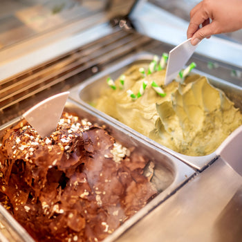 Stołowa witryna na lody - 870 mm - statyczna - na 4x 5-litrowe pojemniki na lody - kopułowa pokrywa - pokrywa otwierana na stronę obsługi - Prime Gastro