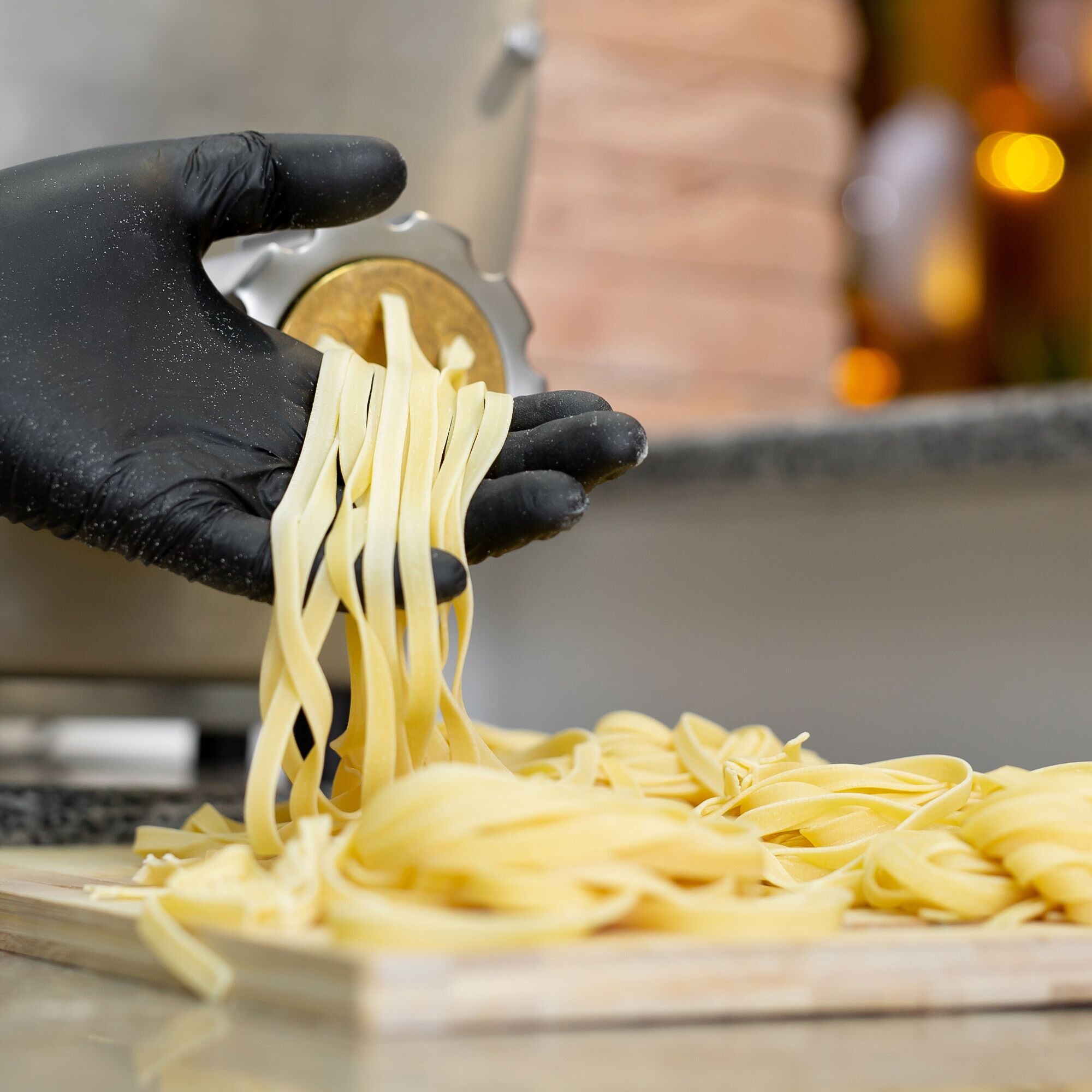 detail_pasta_maker_inuse.jpg