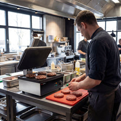 Grill kontaktowy - 2,2kW - płyty: dół gładki i góra ryflowana - powierzchnia grilla: 350x330mm - 230V