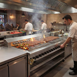 Grill gazowy o dużej mocy – do Adana i szaszłyków – na 30 automatycznie obracających się szpikulców