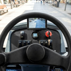 Zamiatarka z kabiną – wydajność 13 750 m²/h – szerokość zamiatania 2000 mm – w zestawie myjka wysokociśnieniowa i kamery