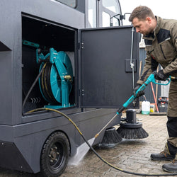 Zamiatarka z kabiną – wydajność 13 750 m²/h – szerokość zamiatania 2000 mm – w zestawie myjka wysokociśnieniowa i kamery