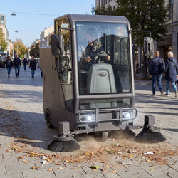 Zamiatarka z kabiną – wydajność 13 750 m²/h – szerokość zamiatania 2000 mm – w zestawie myjka wysokociśnieniowa i kamery