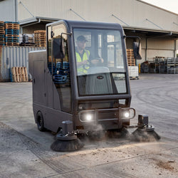 Zamiatarka z kabiną – wydajność 13 750 m²/h – szerokość zamiatania 2000 mm – w zestawie myjka wysokociśnieniowa i kamery