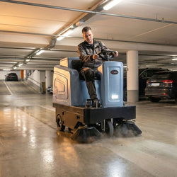 Zamiatarka samojezdna - Wydajność 7500m²/h - Szerokość robocza 115cm - 2 szczotki 45cm - Zbiornik 70l - z ssaniem - z natryskiem